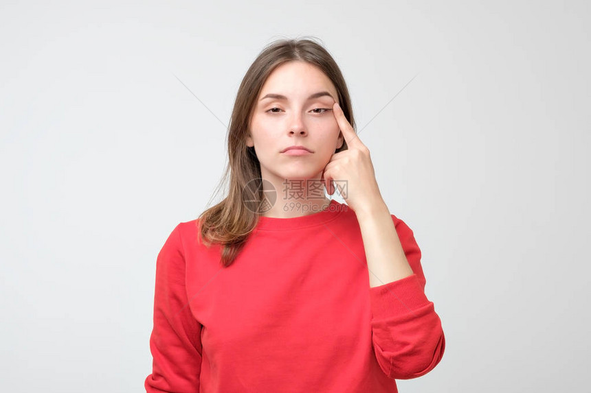 穿红色毛衣的白种女人检查她的视力概念od健图片
