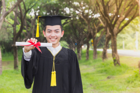 快乐的男子肖像梦想毕业成功图片