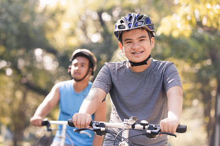 青年男子在公园骑自行车男人的生活图片