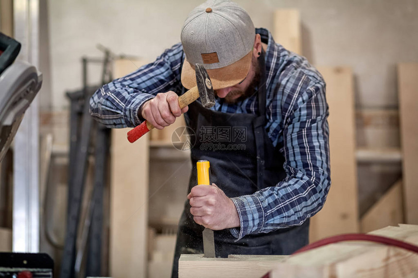 特写经验丰富的木匠穿着工作服和在木工车间工作的小企业主图片