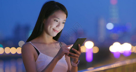 亚洲女人晚上用手机图片