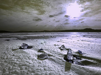 在结冰的湖水位上的冰碎片图片