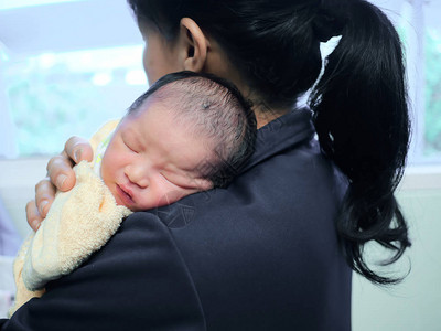 新生婴儿与母图片