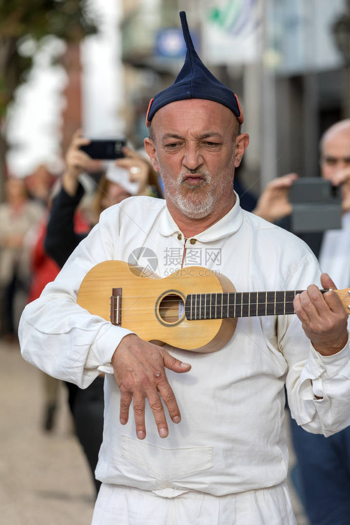 在葡萄牙马德拉岛富查尔的阿维尼达阿里亚加举行民间音乐图片