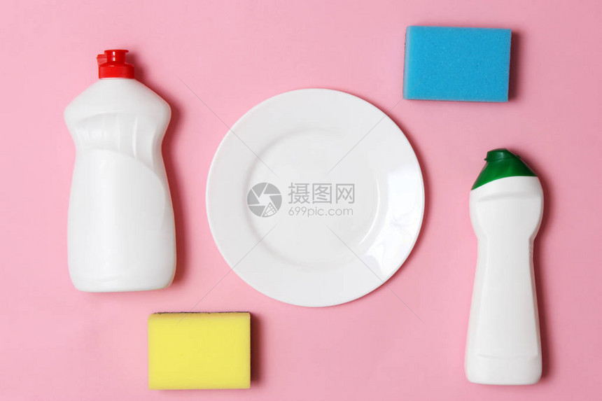 洗碗海绵彩色背景最上方的盘子和插入的地方家务图片
