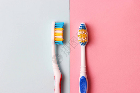 彩色背景顶视图上的牙刷口腔健康刷牙图片