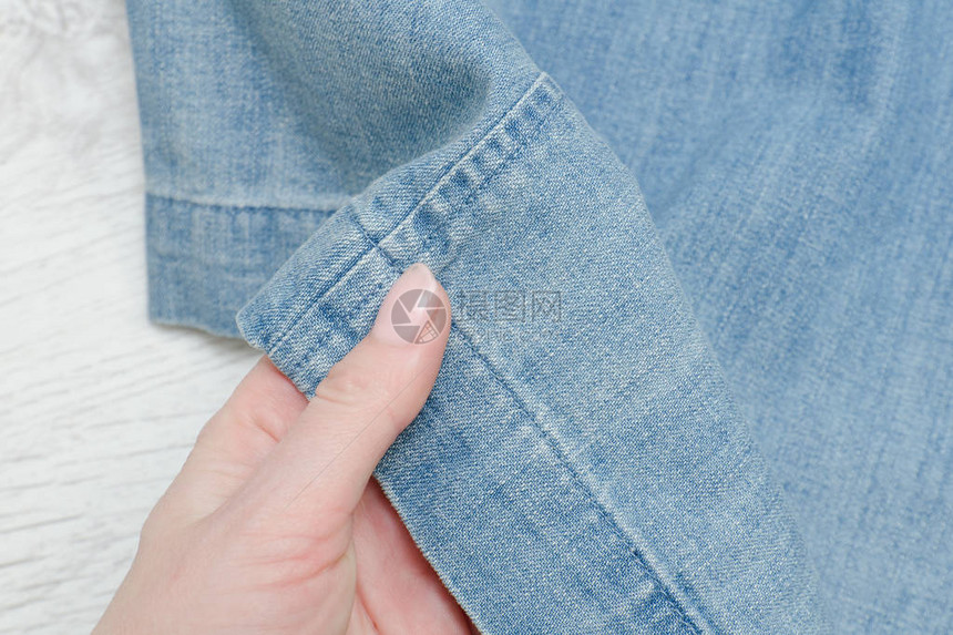 女手头的Denim纺织品图片