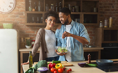 爱黑夫妇在室内阁楼煮绿色健康沙拉幸福家图片