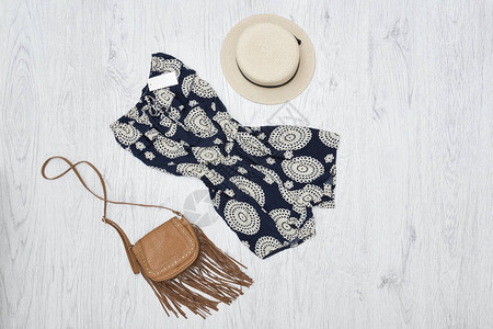夏季连身衣手提包和帽子时尚概念图片
