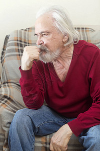 疗养院里一位留着胡子留着长的白发的病态英俊老人独自坐在扶手椅上图片