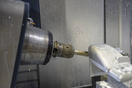 5轴CNC碾磨机用钻探工具在铝汽车图片