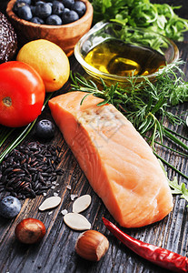精选鱼类和有机蔬菜富含氨基酸的谷物黑色木质背景下健康季节烹饪的低聚物顶视背景图片