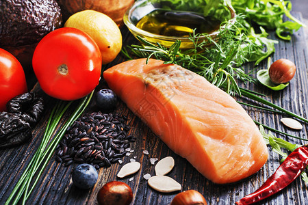 精选鱼类和有机蔬菜富含氨基酸的谷物黑色木质背景下健康季节烹饪的低聚物顶视背景图片