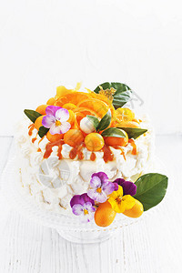 带有柑橘水果和鲜花的节日蛋糕白底图片