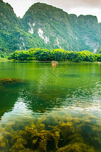 在越南的宁平NinhBinh湖面图片