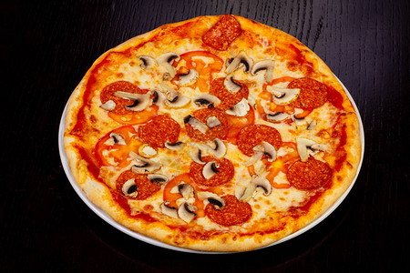 美味的意大利辣香肠比萨配蘑菇图片