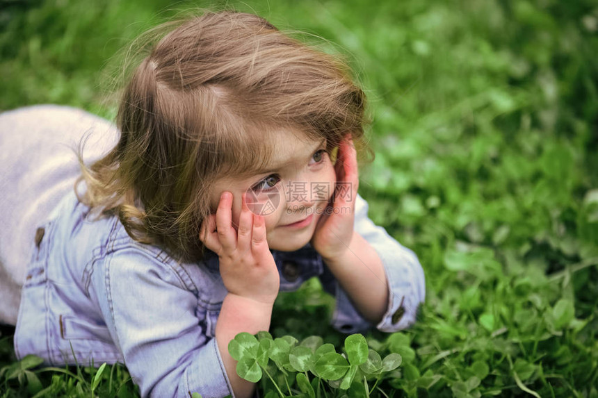 孩子玩捉迷藏可爱的孩子在绿草坪上微笑小女孩在春季或夏季户外放松新生活图片