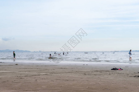 与人们玩海浪的模糊海滩图片