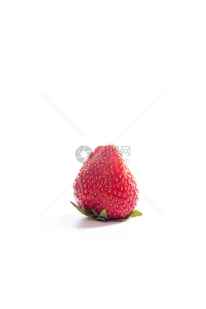 甜草莓白色背景的鲜红色生浆图片