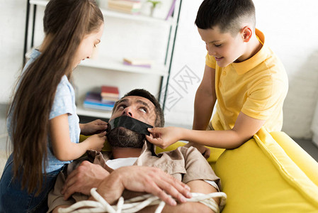 儿童在家中用黑色胶带封住父亲的嘴不图片