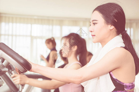 亚洲女人正在健身机上锻炼图片