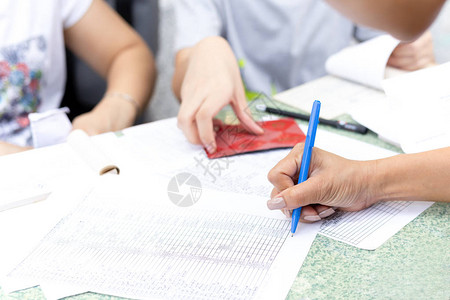 女商人手用笔签署协议形式合同图片
