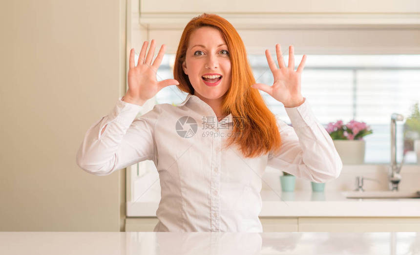 在厨房露面的红发女人用手指着十号笑着自信和图片