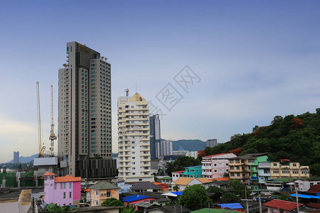 在泰国的斯里拉查市社区位于傍晚的高角图片