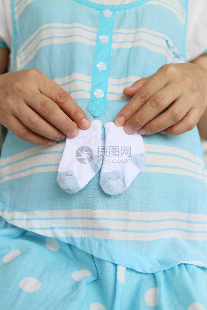 孕妇在肚子上系一双小袜子图片