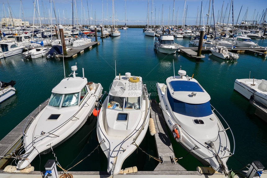 游艇和机动船的超宽角度停靠在Cascais码头图片