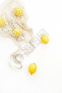 鲜生柠檬装在绳子袋里平坦的躺下顶端图片