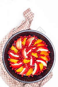 健康食品概念夏季水果馅饼盘中的桃子杏子和红醋栗浆果图片