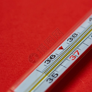 红色背景的医疗汞温度计图片