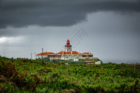 CabodaRoca的灯塔在葡萄牙的风暴之下图片