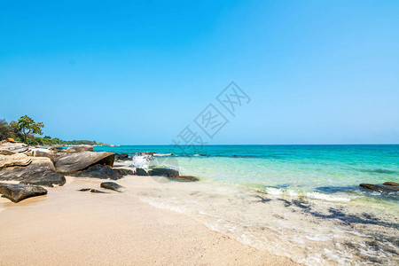 清澈的水和美丽的白沙滩在泰国雷昂的萨梅图片
