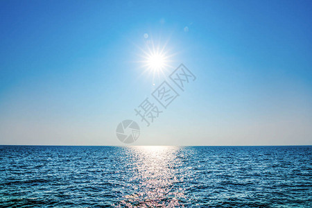 阳光的亮光在海面天图片