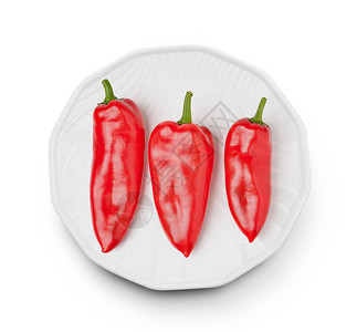 白色背景盘子里的甜椒图片