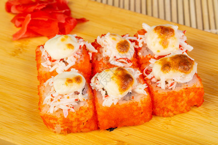 美味的烤加州寿司卷图片