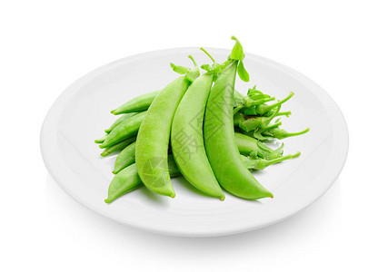 白色背景盘子里的绿豌豆图片
