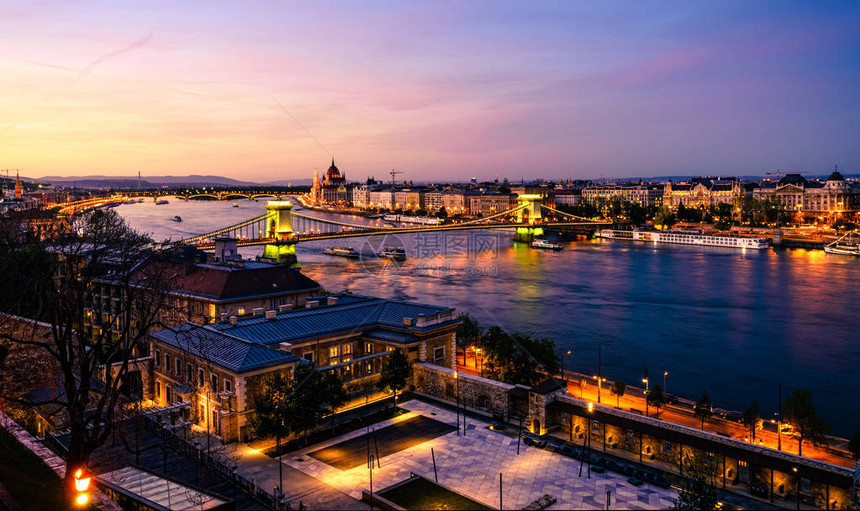 日落后布达佩斯和多瑙河历史图片