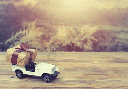 玩具汽车随身携带包装礼品盒自然背景阳光父亲一天的构图片