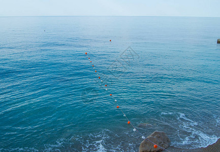 海中的分离浮标用于在海滩上安全游泳图片