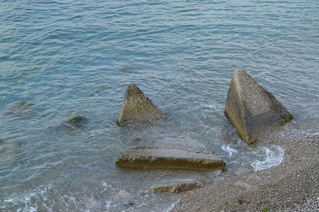 海浪冲向岸边巨大的巨石堆图片
