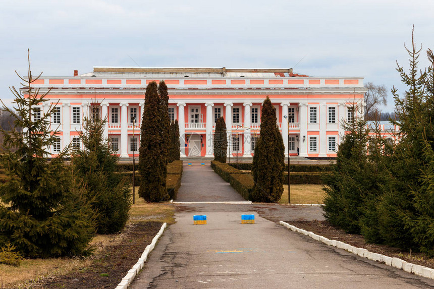波兰大亨Potocki的古老宫殿在图尔钦图片