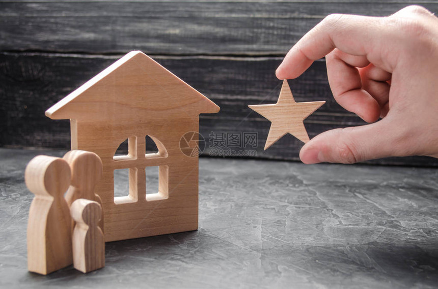穿着西装的一只手为木屋带来了一颗星一家人站在房子附近一个徽章图片