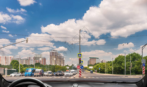 车挡风玻璃路过洛巴切夫斯基街与Michurinsky图片