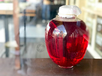 红色大玻璃三升的储藏果汁和药水库图片