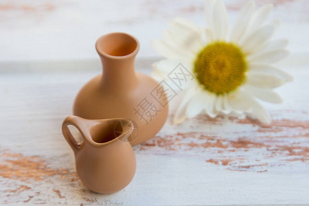 陶瓷棕色花瓶中的白色雏菊图片