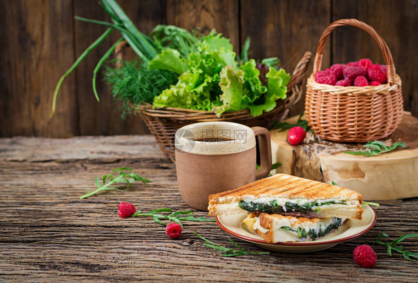 三明治加奶酪和芥末叶早饭咖啡图片