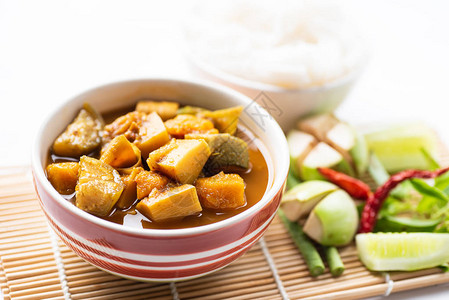 碗中含蔬菜和大米面泰国南部食物的鱼器官酸汤图片